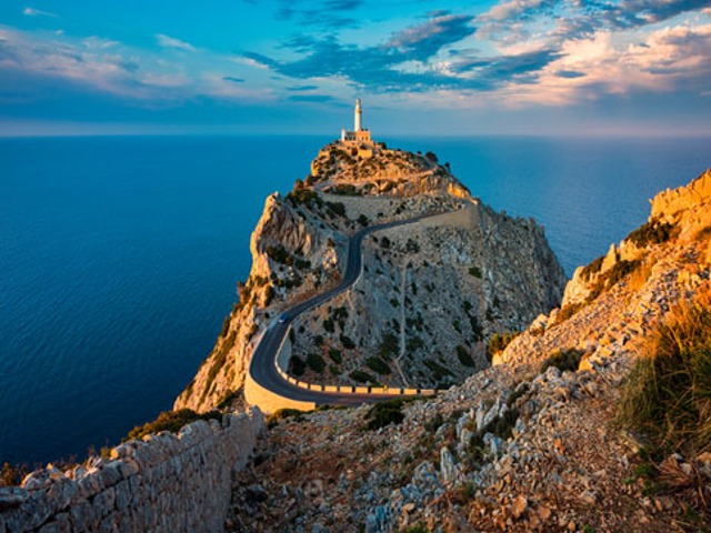 Kurvige StraÃŸe zum Cap Formentor auf Mallorca im Sonnenuntergang | Jetzt Mietwagen buchen