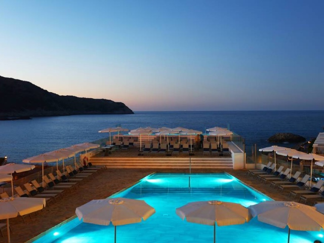Blick auf den Pool des 4* Mar Azul Pur Estil Hotel & Spa auf Mallorca. Jetzt buchen!