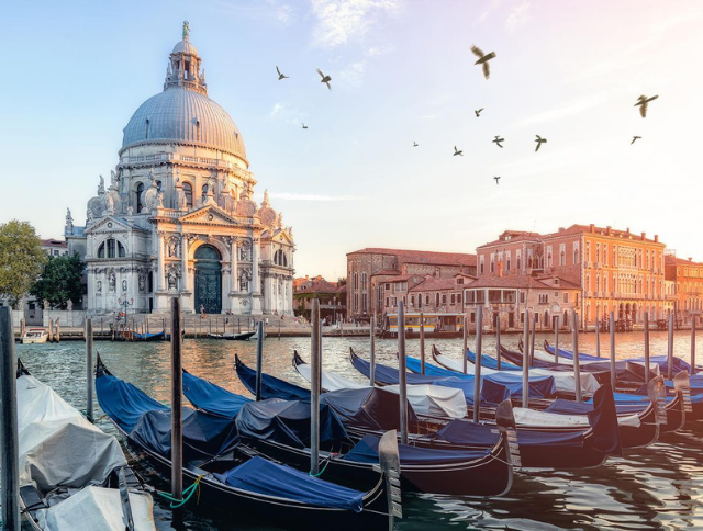 Blick auf Gondeln und einen Kanal in Venedig.