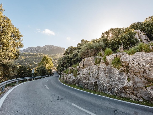 Kurvige Straße auf Mallorca.