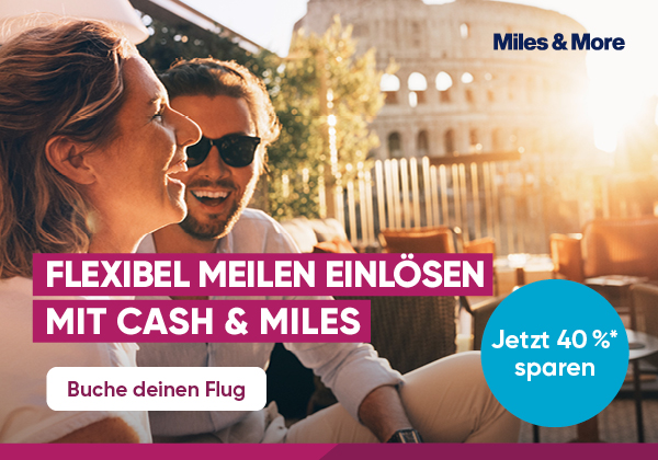 Cash & Miles â€“ buchen deinen Flug. Ein Paar sitzt in einem CafÃ© in Rom.